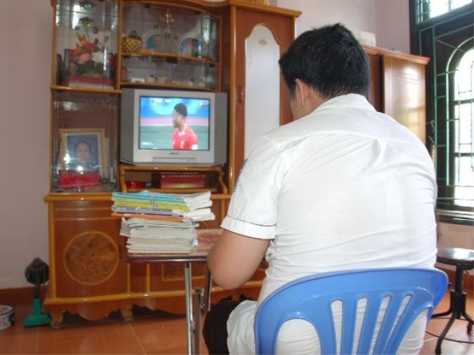 Sỹ tử ôn thi nhưng vẫn khó cưỡng với World Cup. (Ảnh: CTV/Vietnam)